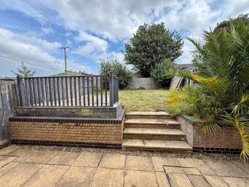 Lot: 67 - THREE-BEDROOM TERRACE HOUSE - Patio and garden to rear